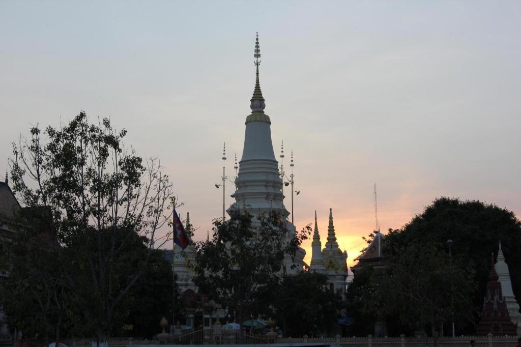 Jun Yue Hotel Phnom Penh Zewnętrze zdjęcie